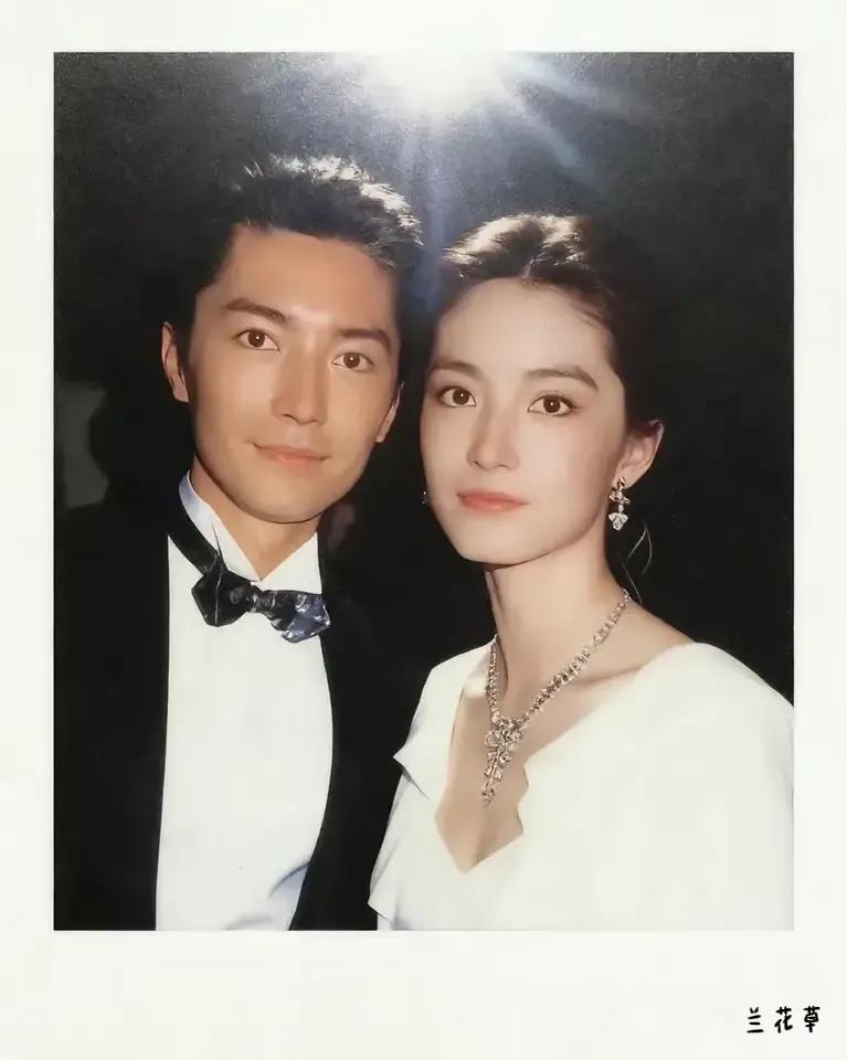 这也太让人惊艳了吧？林青霞，尊龙。一对俊男靓女，绝世无敌。每一帧画面都是美好的