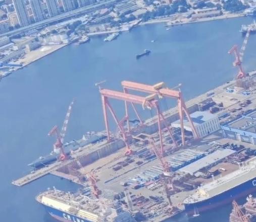 中国在等004、005航母，美国在等什么？当中国南北两大造船厂正热火朝天地拼装0