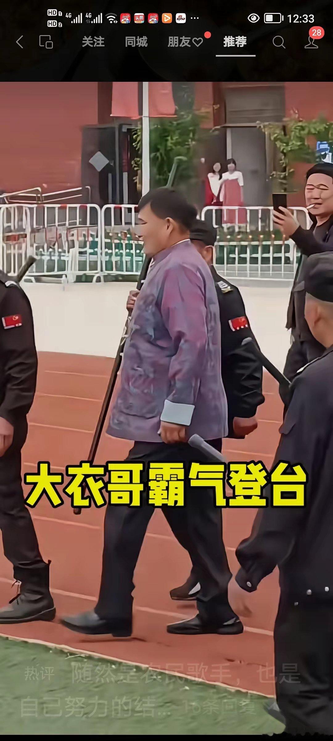 朱之文到某地商演，不知是主办方所为，还是本人所意，过场做的有些太悬了。不就是去唱