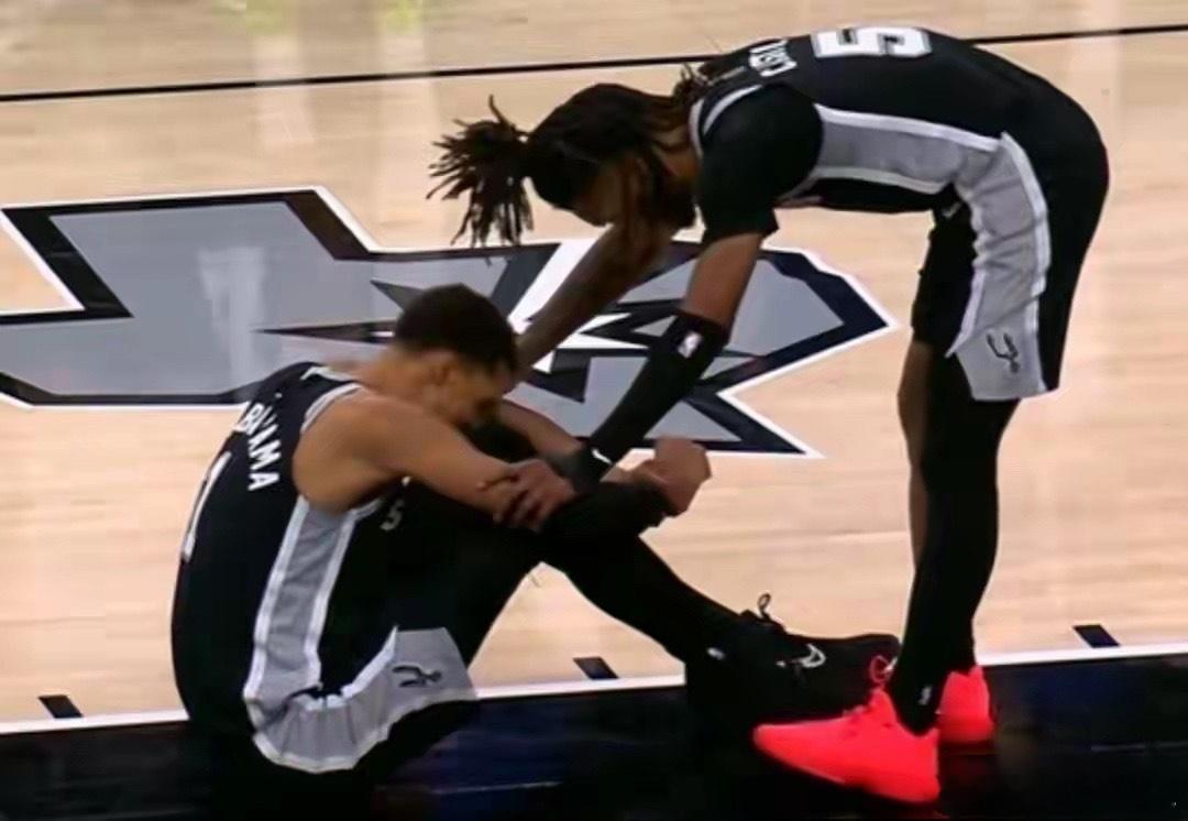 文班亚马又伤了21岁的文班亚马再次受伤，而且遭遇了和约基奇类似的伤病，缺席一段时