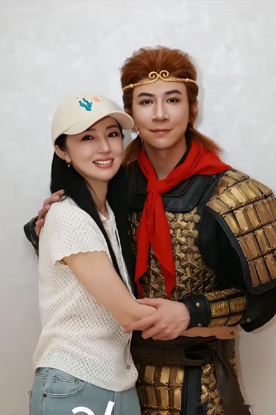 张维伊在北京出演话剧《大话西游》时，董璇带着女儿酒窝前去探班老公。两人一见面，便