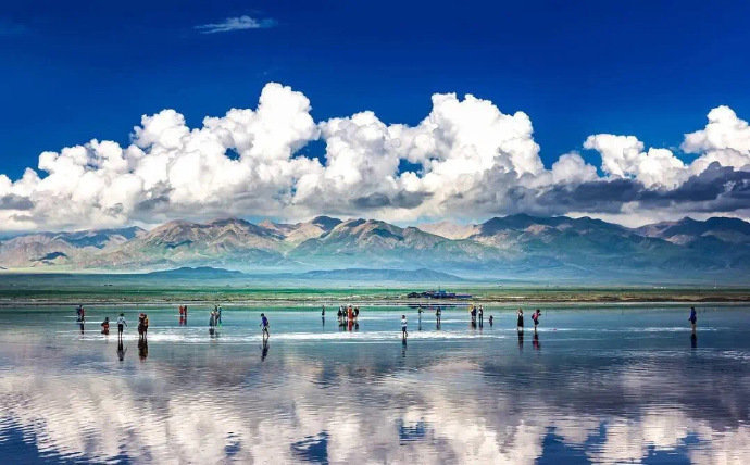 天空之境｜青海·茶卡盐湖行走在盐湖边，湖面的倒影清晰如镜，这是一个充满梦幻与童话