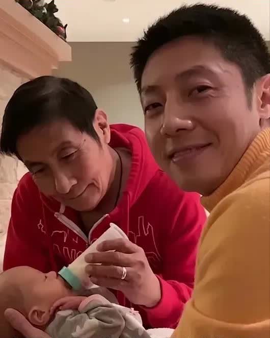撒贝宁，看着老父亲喂自己的儿子，欣慰的表情不言而喻，这就是生儿育女的意义所在吧。