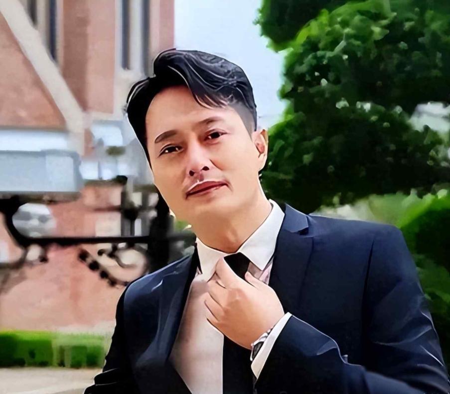 北大才女隐没菜市场，顶流歌手折戟舞台，十年情缘值多少代价？39岁的郭津彤蹲在