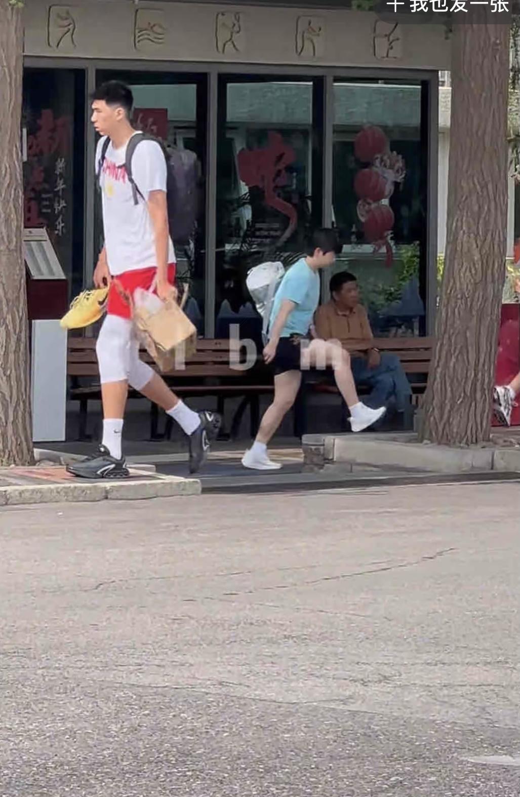 莎莎和篮球运动员同框的图一下子火了！莎莎在篮球运动员旁边简直就是一个可爱的小手办