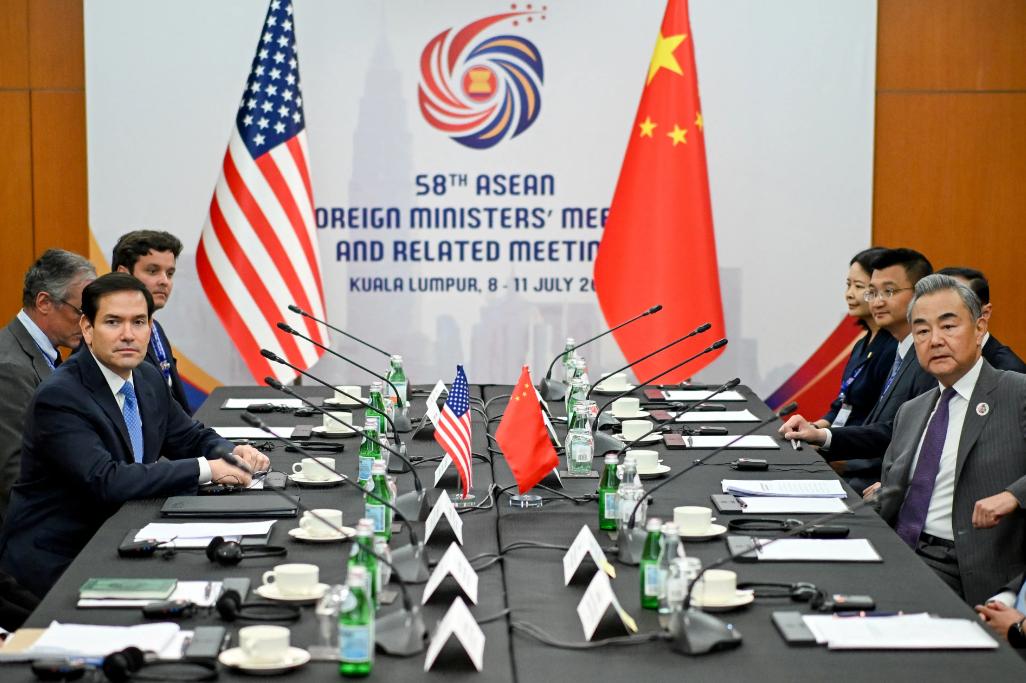 美国要尴尬死了，盼了半年的会面，鲁比奥见到王毅时却连张握手合影都没捞着，特朗普派