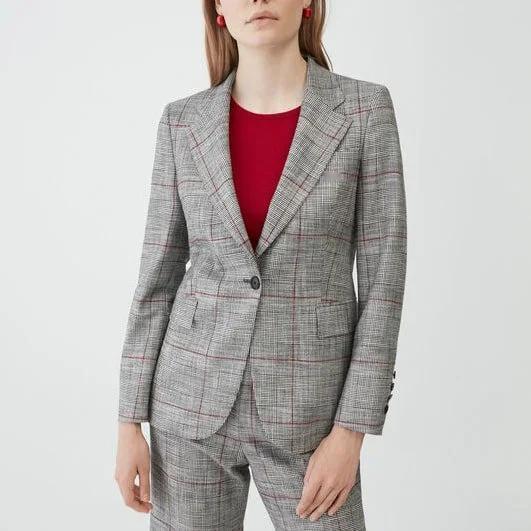 前两天在开会的时候，西班牙王后莱蒂齐亚穿了件来自她最爱品牌carolinahe