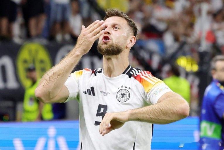 常驻法国专注分享AC米兰赛事动态球员资讯数据战术分析；菲尔克鲁格、法甲门将与莱切