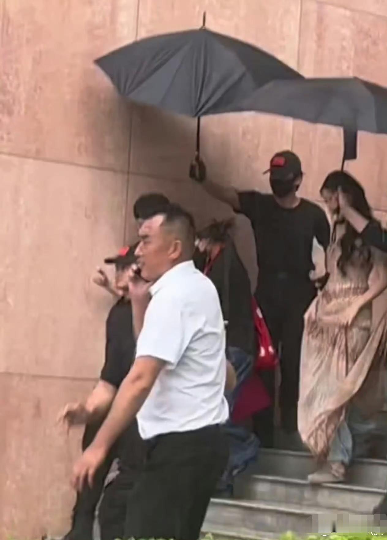 迪丽热巴，引起热议！8月2日，迪丽热巴活动结束离场时刚好下雨，她直接在礼服裙