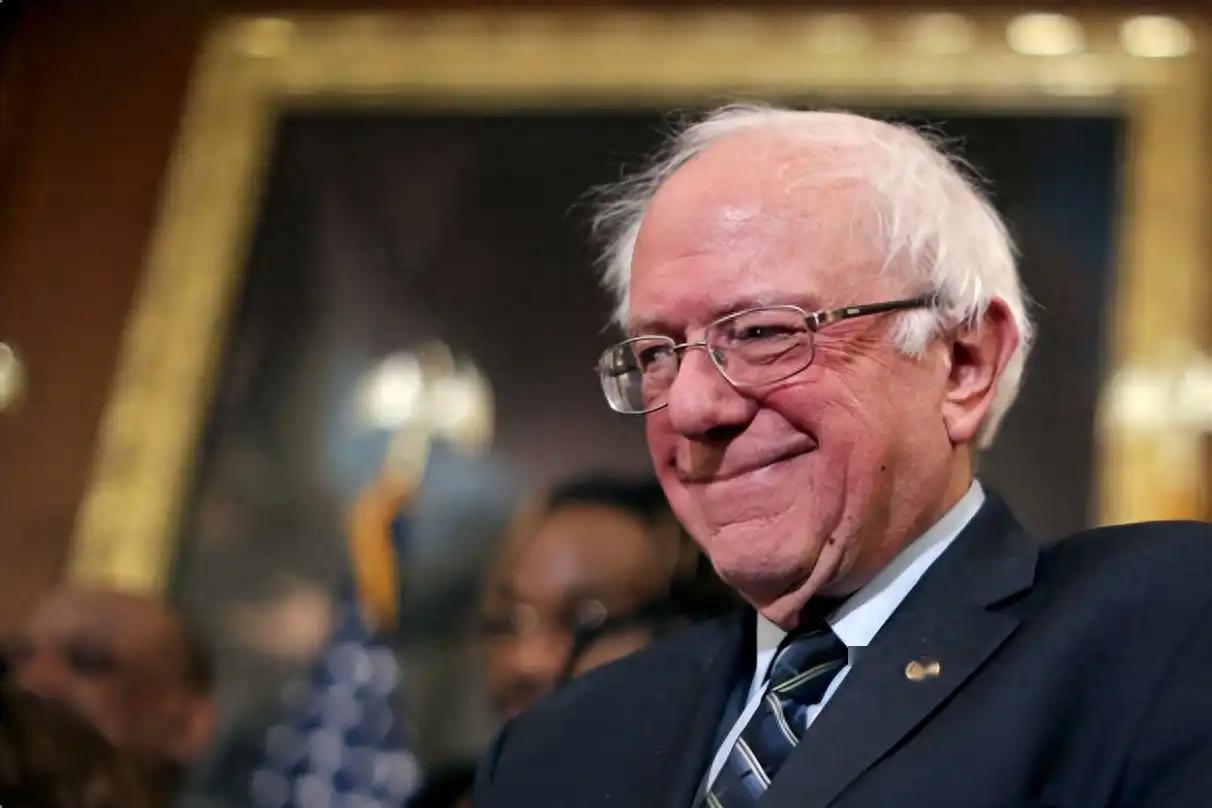 桑德斯这回算是说了句大实话，结果却直接捅了马蜂窝。老头子呼吁暂停新建AI数据