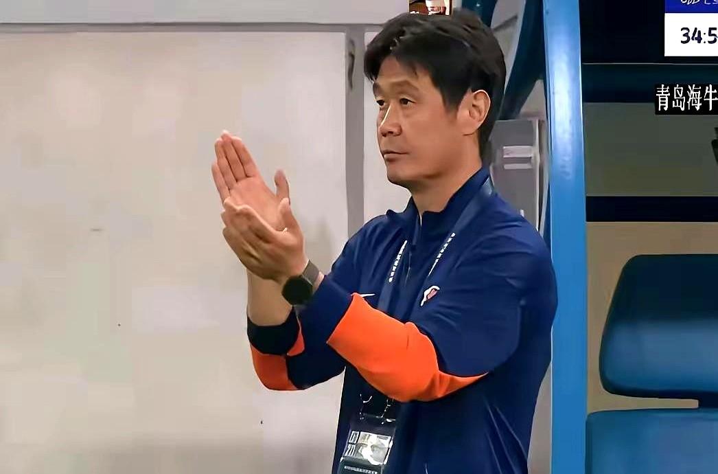 “李霄鹏下课”冲上热搜，我直接傻眼：刚把青岛海牛从悬崖边拽回来，就要被一脚踹下去