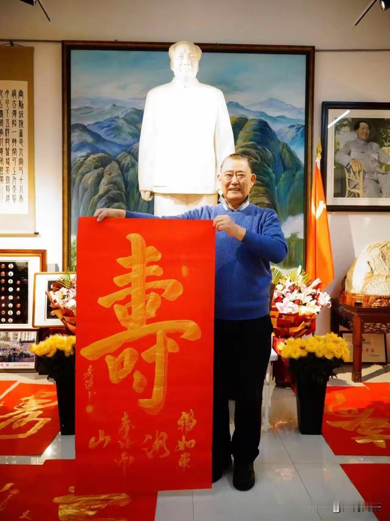 十几个书法高手，虽然每个人写的寿字都不一样，但是他们表达的心情是一样的，虽然不用