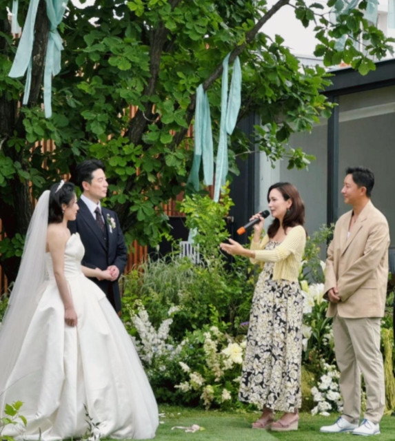 韩庚和卢靖姗参加朋友婚礼，能看得出来卢靖姗的肚子已经很大了，但是整体状态很好，只