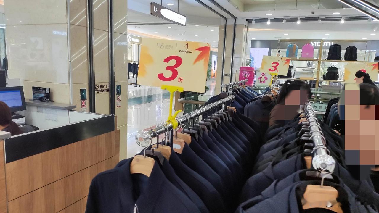 快过年了，你会花2000多块买一件羽绒服吗？2000多元的一件衣服，对于我们