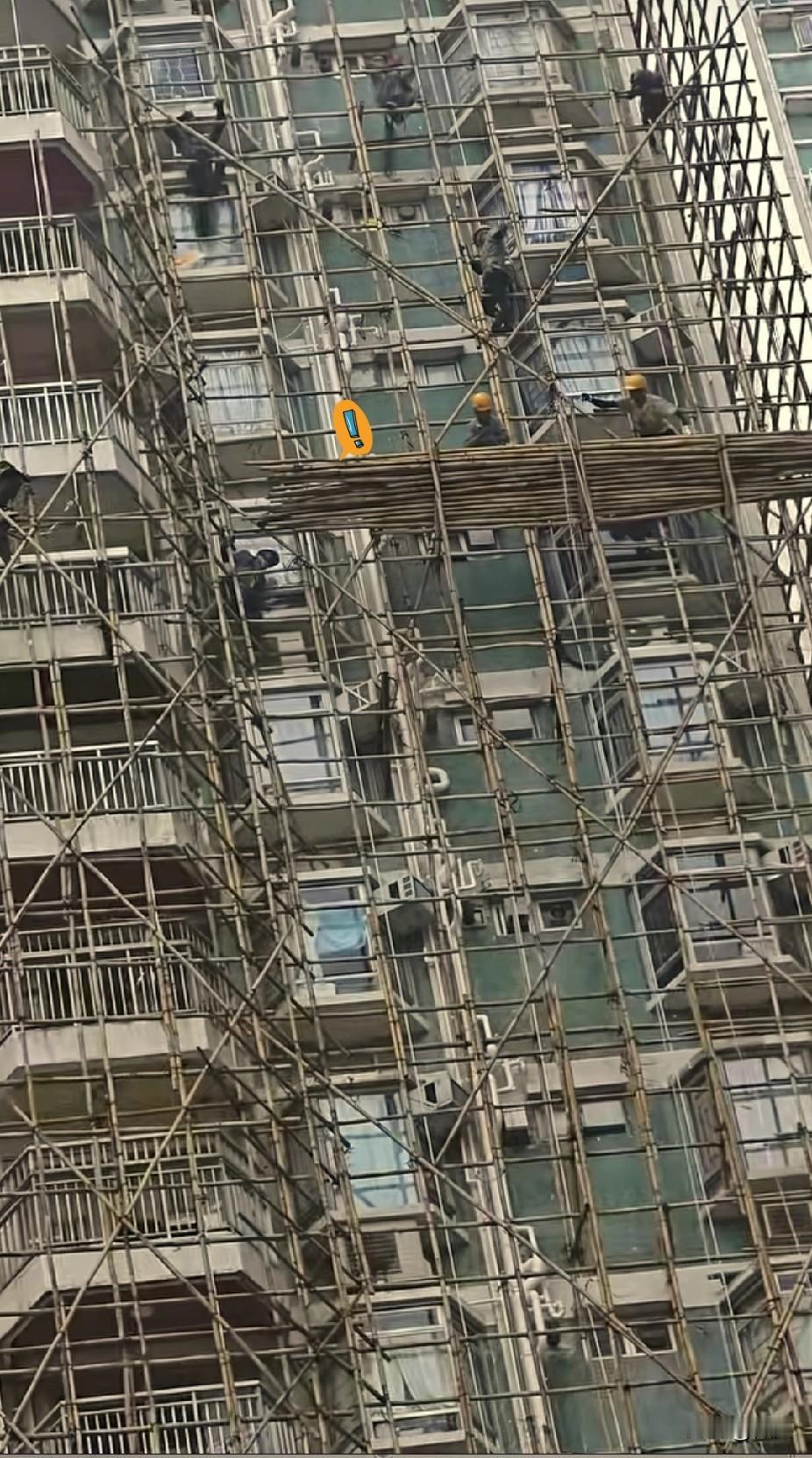 这下真相大白了香港大火的原因竟然是它为什么香港到现在还是在用竹棚建房！