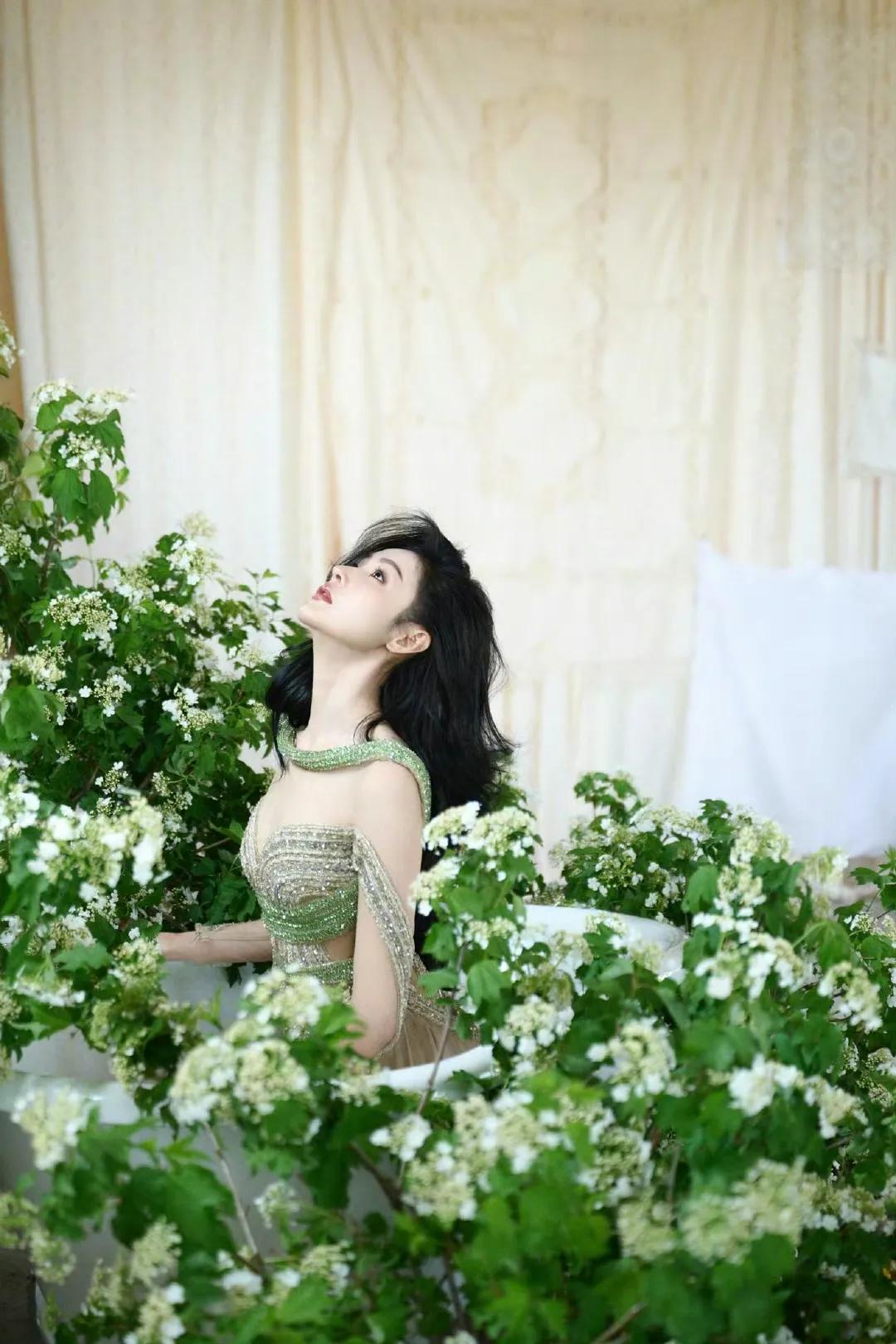 张天爱一袭露背薄纱长裙出镜，网友惊呼，婀娜身材美到犯规！