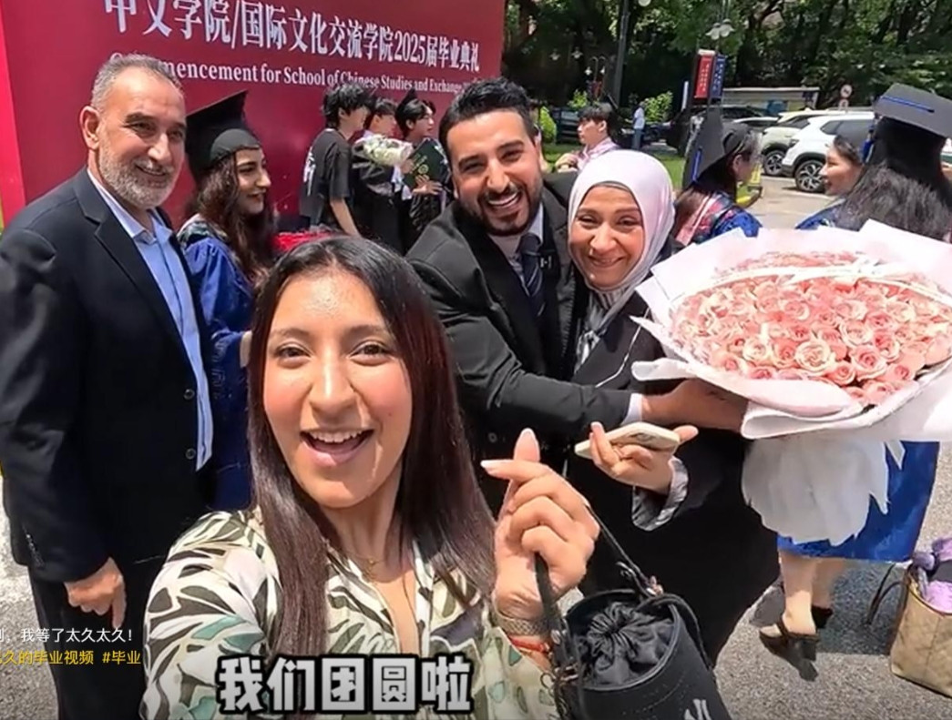 伊拉克网红老王和家人团聚，却遭网友怒喷：长住可以，头巾摘了！