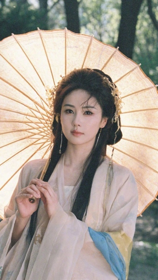 白鹿跨年彩排清唱临江仙白鹿跨年彩排清唱《临江仙》真的把「原声杀」的魅力发挥到极致