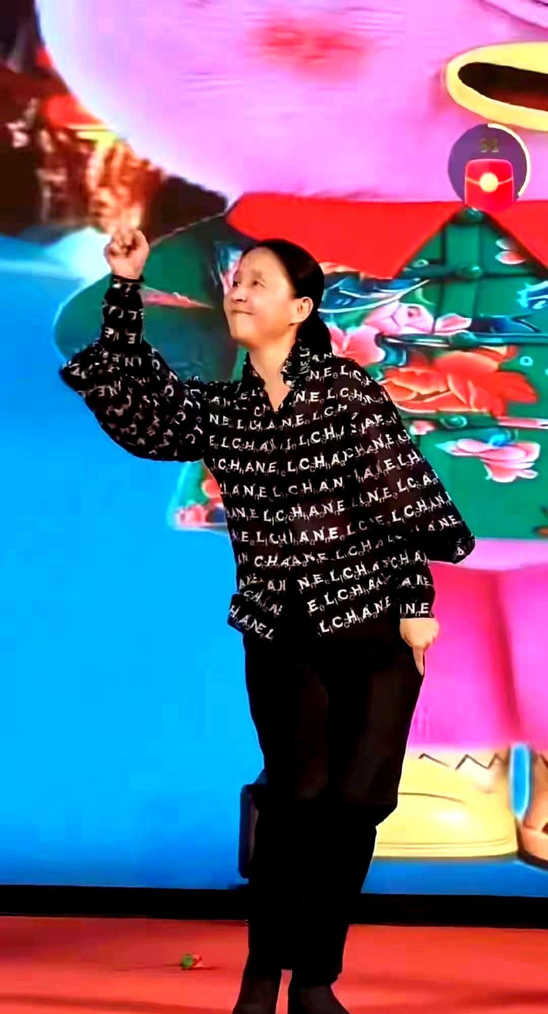 52岁的女老板，在自家年会上跳女团舞。动作僵硬得像在打太极。台下坐着的顶流