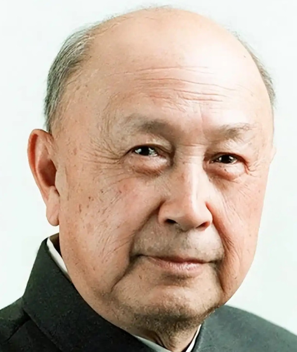 1964年秋天，钱学森一家围坐在饭桌前，他拿起筷子正要吃，忽然神色一变，盯着桌上