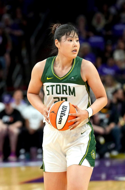 中国女篮李月汝获得美媒的认可！很高兴，咱们李月汝本赛季WNBA兜兜转转之后，