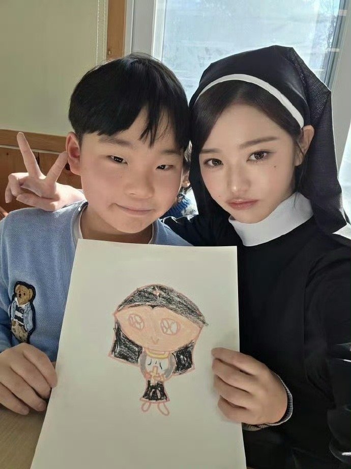 谁看了张元英和小朋友的合照不惊叹？一直知道她脸小，没想到小到比小朋友的脸还精致，