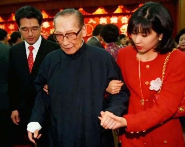 1997年，晚年病重的蒋纬国，在儿子蒋孝刚与儿媳王倚惠的搀扶下，勉强出席活动时的