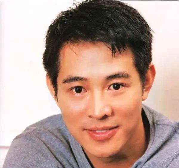 杨澜问李连杰:“你受过威胁吗？”李连杰点点头:“当然。”杨澜好奇:“那你受到过怎