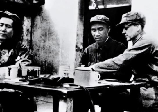 1937年，李德以不适应延安生活为由欲返苏联，毛主席劝他：“苏联正搞大清洗，此