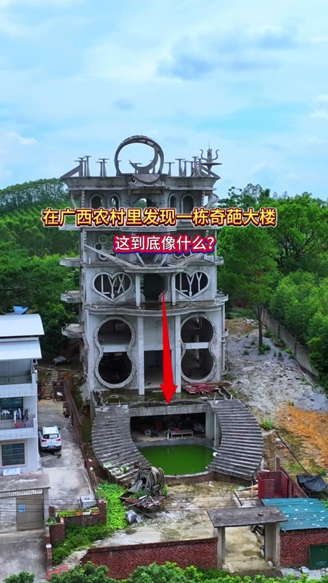这个设计师太有才了！今天路过农村偶然撞见一栋造型超特别的天鹤别墅，远远看去像极了