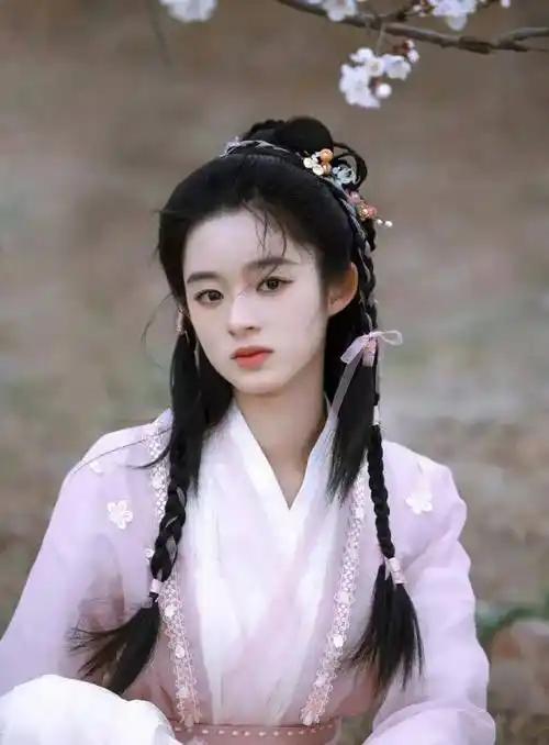 小楚乔这次是炫富不成却惹下大麻烦了！演员黄杨钿甜在账号高调晒奢侈品耳环，却不曾想