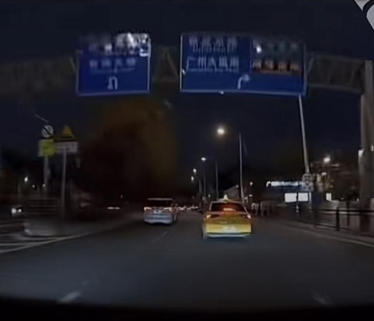 “变道全责”，不知让多少司机吃了亏还不敢报警近日，广州海珠区科韵南路，一辆的士