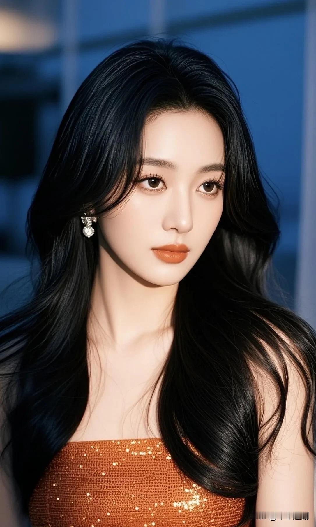  焦糖色闪片抹胸裹着暖调光泽，墨色长卷发漾开柔媚弧度，在冷蓝背景里，红唇与衣色撞