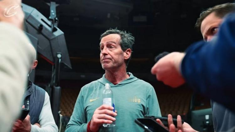 阿特金森：猛龙在上线封锁哈登米切尔的接球，这种策略并不陌生。我们也曾对他们使用过