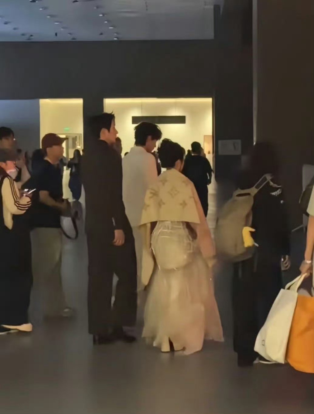 美是美的但这个高跟鞋也太高了吧，姐姐走路要小心了