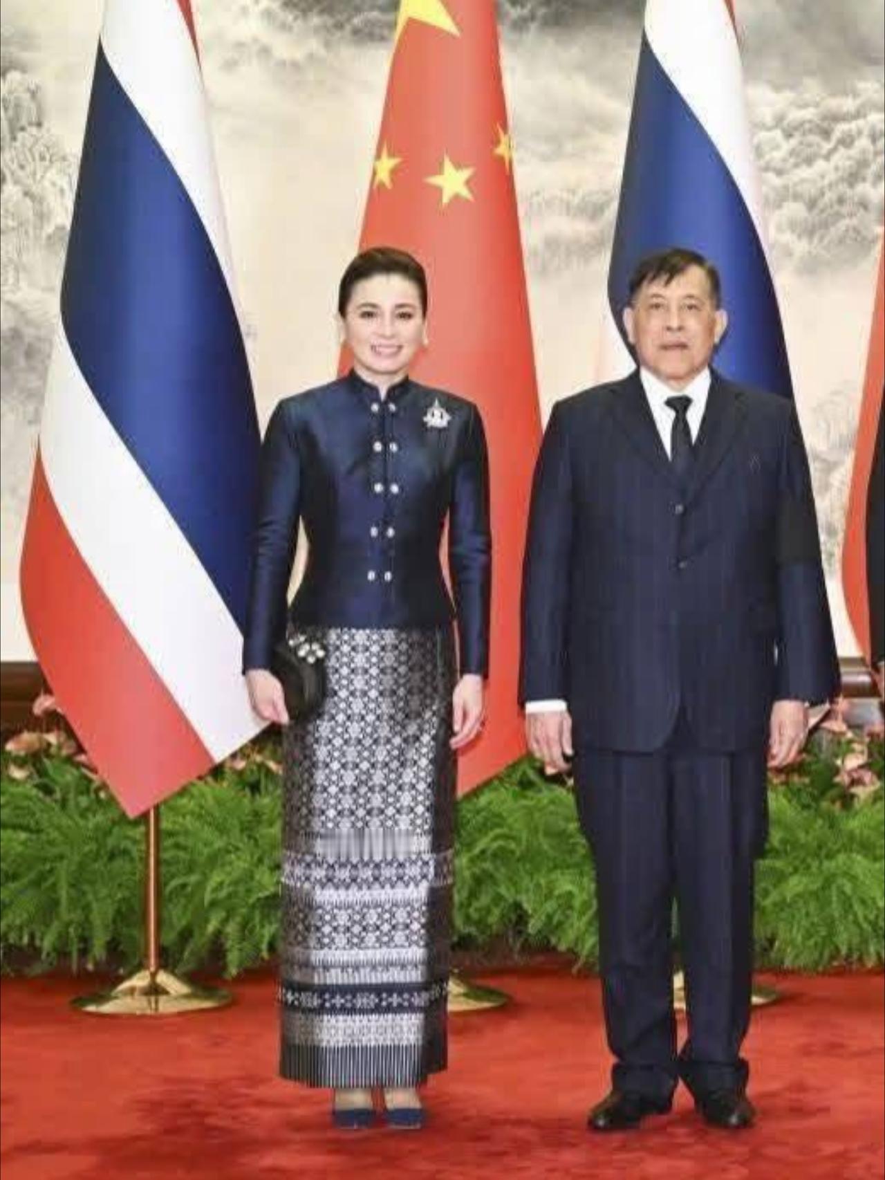 苏提达访华第一天，一袭深蓝色泰式礼服绝美2025年11月14日，泰王与苏提达王