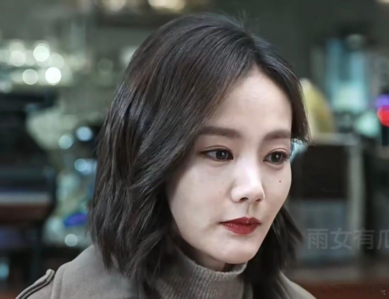 桐姐一直很干瘪虽然现在也水灵不起来，但妆发滤镜搞一搞，已经比前几年好多了