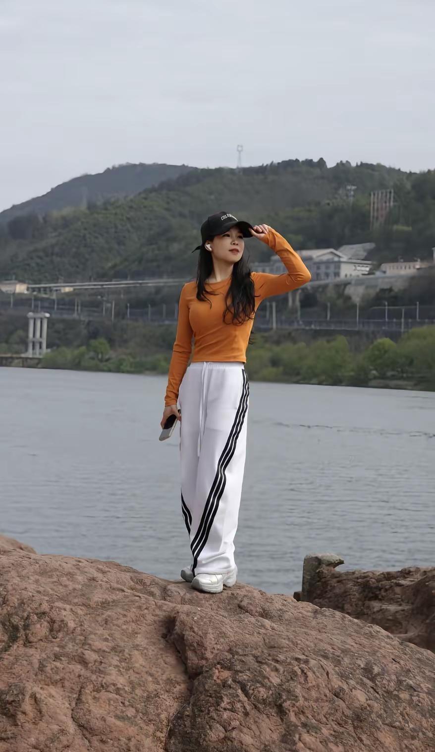 石泉·三月。红石为岸碧水为诗清风为伴把一整个春天的温柔都揉进这方天地里一眼，便是