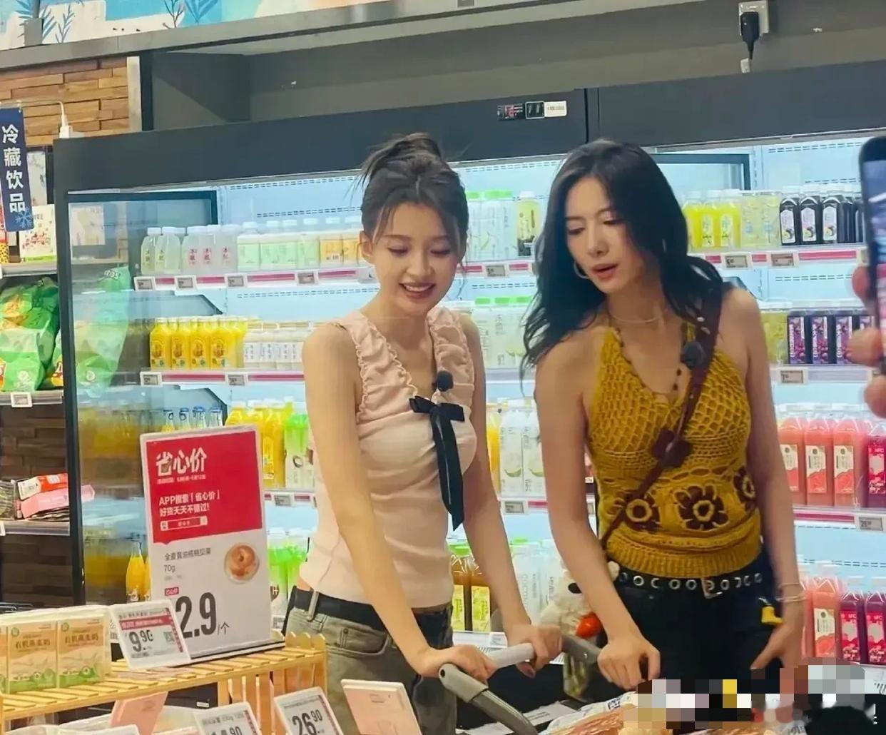 孙怡旁边这个美女看着好眼熟，就是叫不出名字来。​​​​