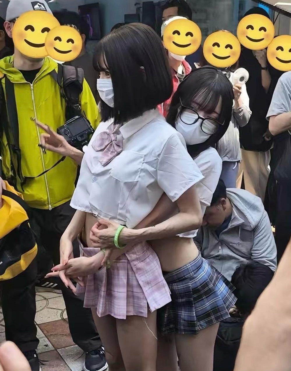 为什么她这么年轻，手上却布满了皱纹