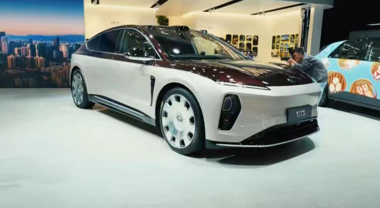 ET9的双拼色，一点都不登！ET9的光很亮照到了珠峰，也照到了北极从最近蔚来的动