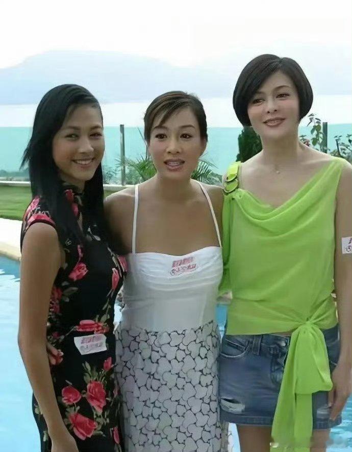 在无美颜无滤镜的时代，关之琳颜值超能打！皮肤五官皆精致，钟丽缇和边上女生身材更好