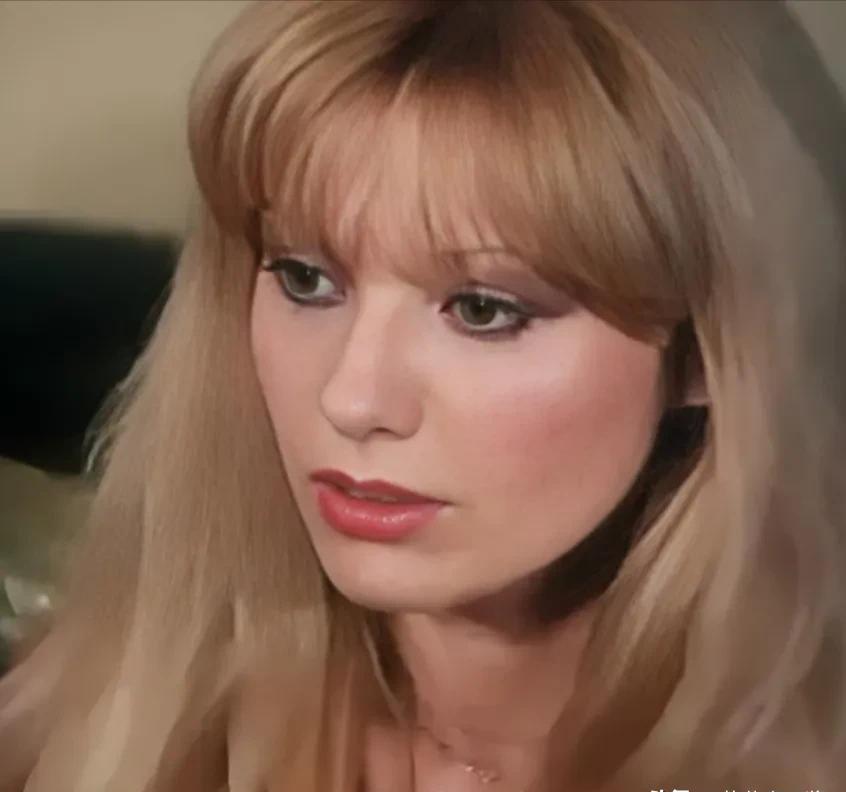 这电影名听着就带劲，叫《LaVorace》，听着像“贪婪”“欲望”的意思。可