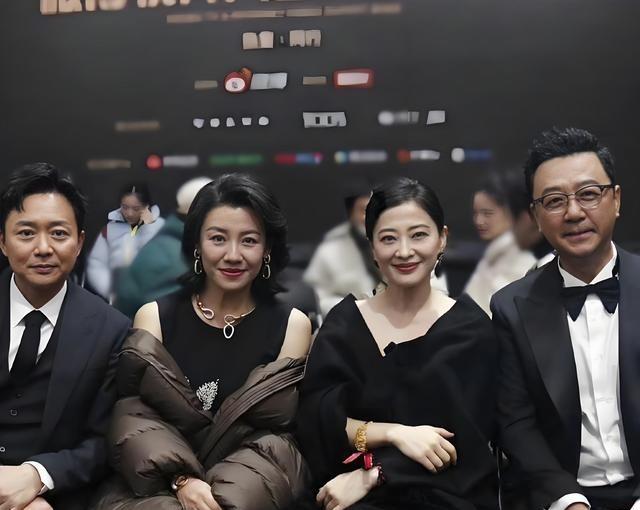 《父母爱情》这组十年重聚照，最左边那个帅大叔居然是刘奕君！一眼认出中间的梅婷