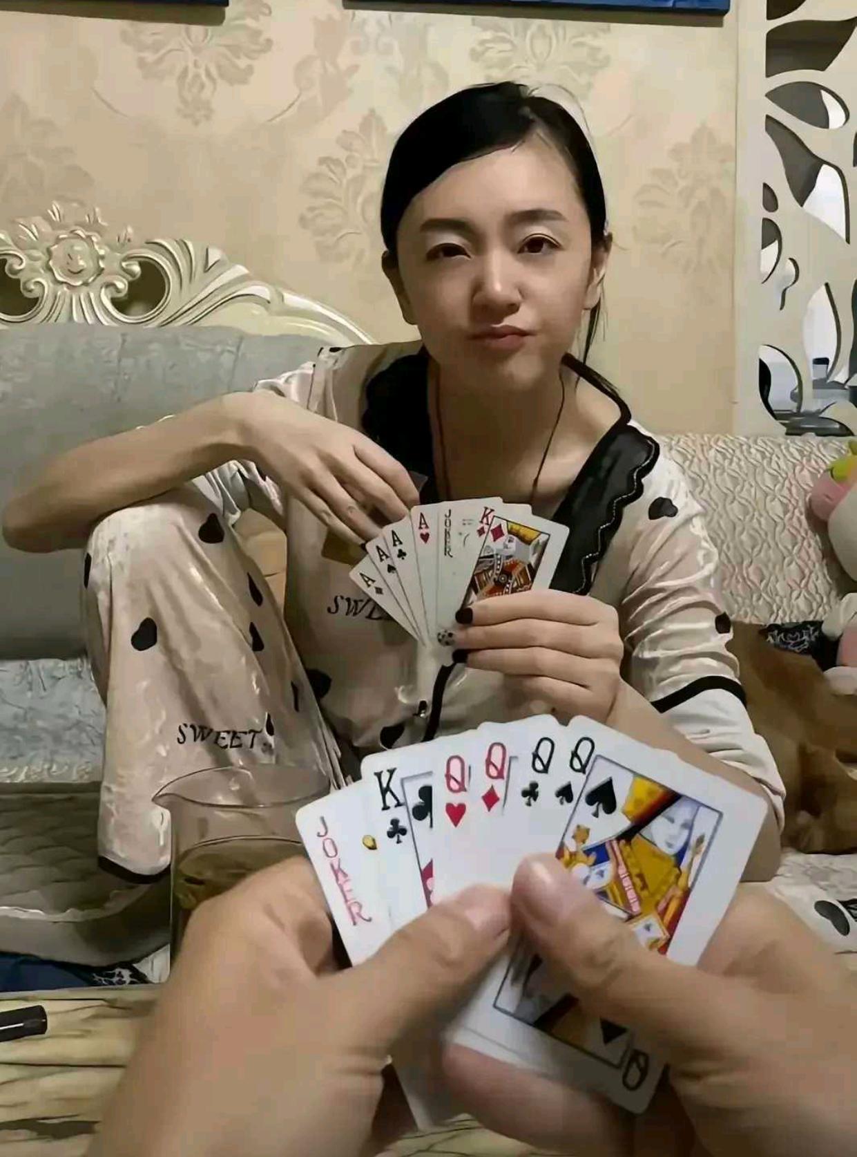 输了睡沙发……帮我解这个牌吧