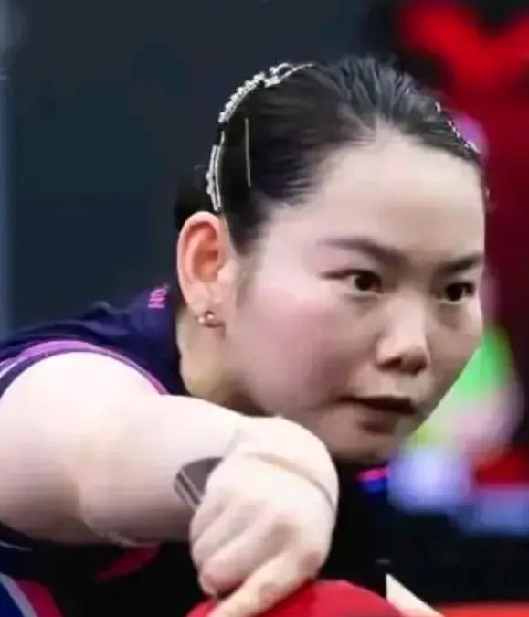 终于明白！为什么其他陪练都走了，何卓佳不走。她跟莎莎原来有四个人陪练小组，后