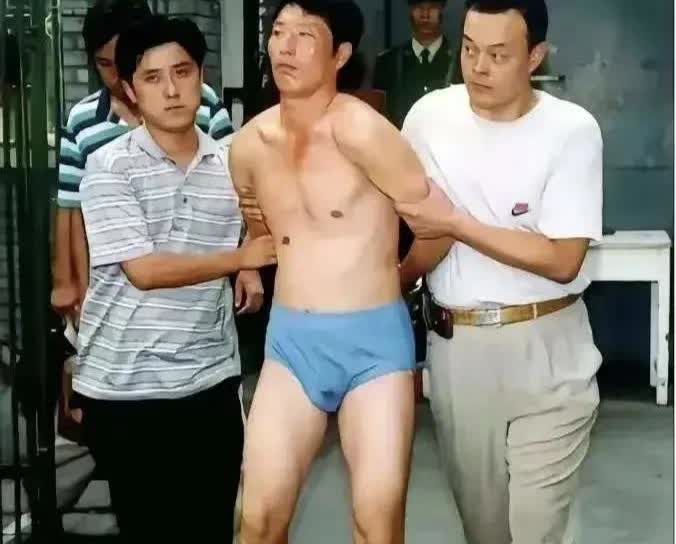 第一次见到演员于震就觉得很是眼熟。这张大长脸和高大结实的身材太像印象中的一个