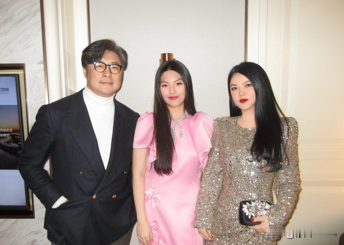 12月16日，王诗龄学校一放假，李湘王岳伦就带着她出席肖邦晚宴了！感觉她们一家也