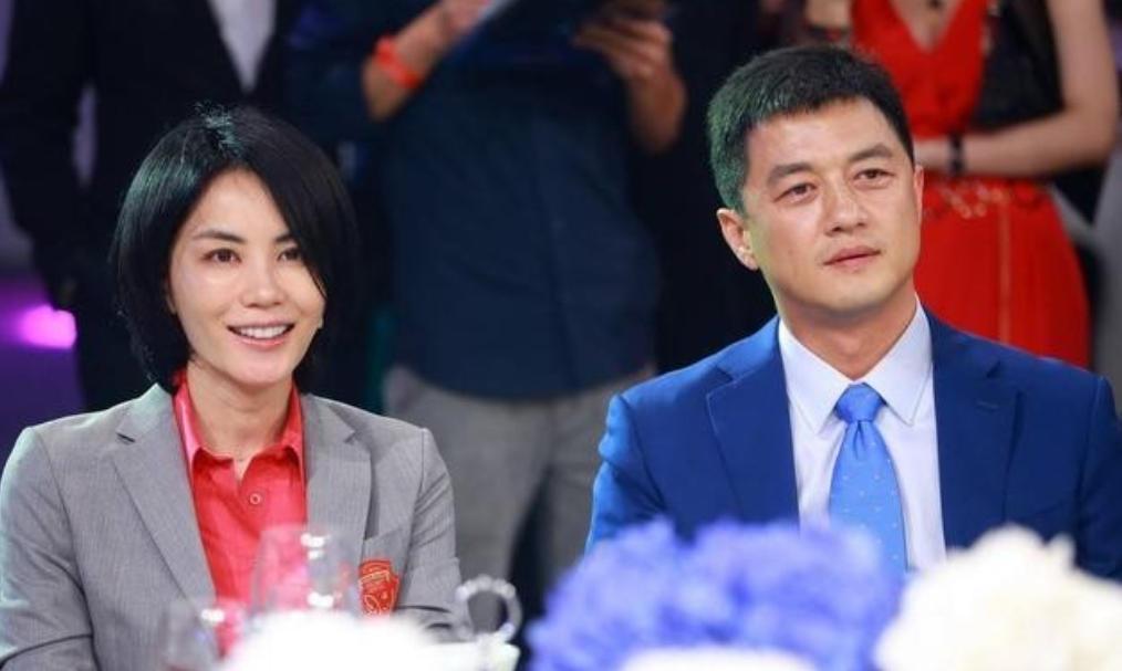 2005年，王菲怀孕4个月的时候，医生告诉她：“这个孩子有可能是兔唇”，李亚鹏问