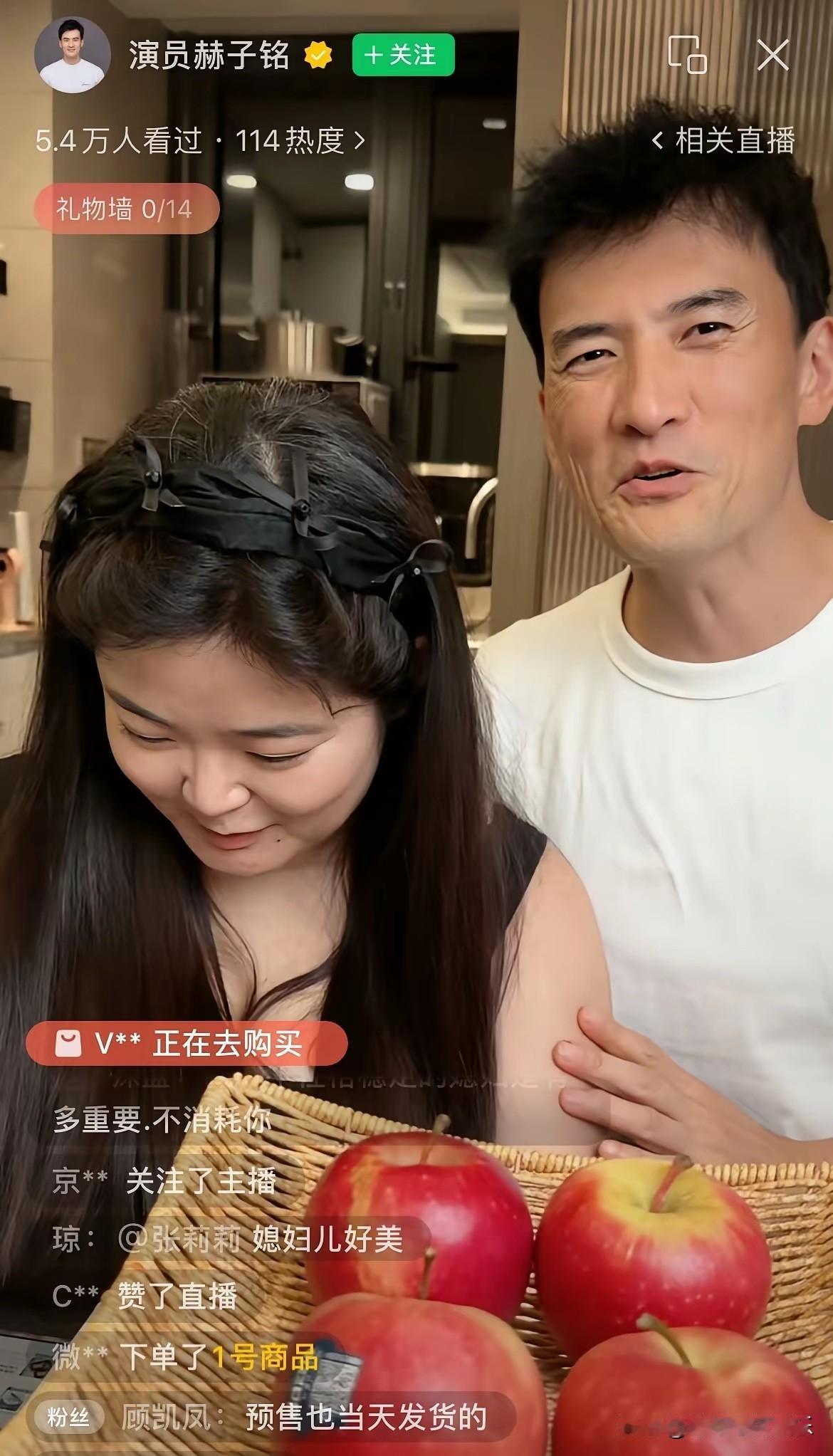 赫子铭终于愿意让他的素人媳妇出镜了，她圆圆的脸蛋一脸旺夫相，眼神温柔善良面相好，